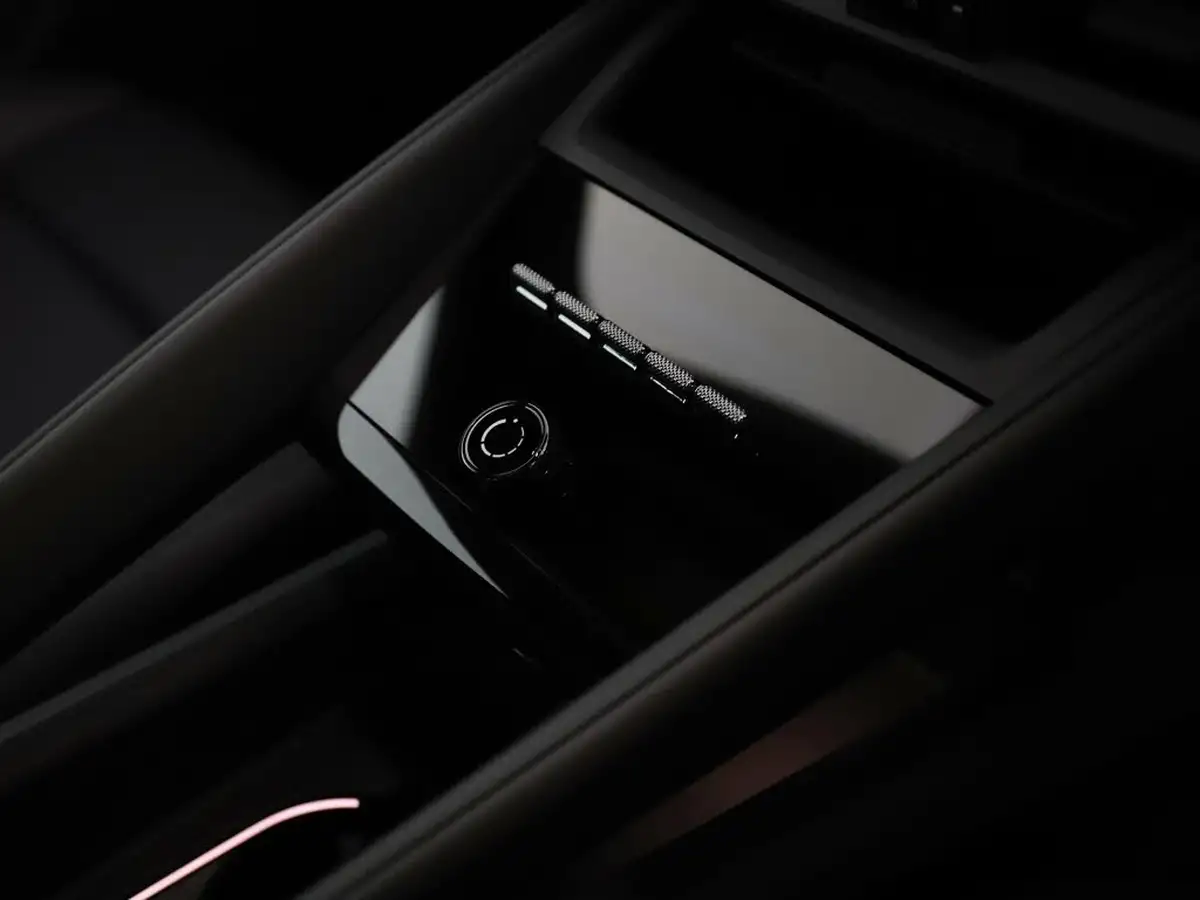 2025-porsche-macan-e-electric-big-26