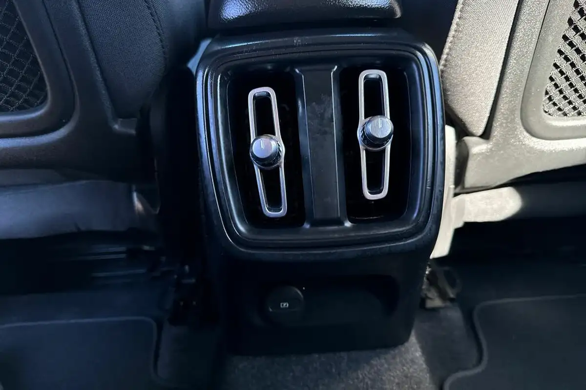2020-volvo-xc40-20td-d3-momentum-big-36