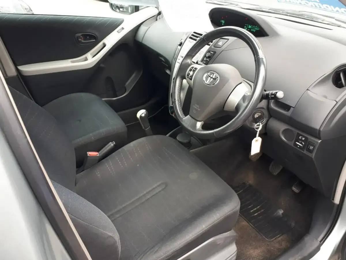 2007-toyota-yaris-13-zinc-5d-big-5