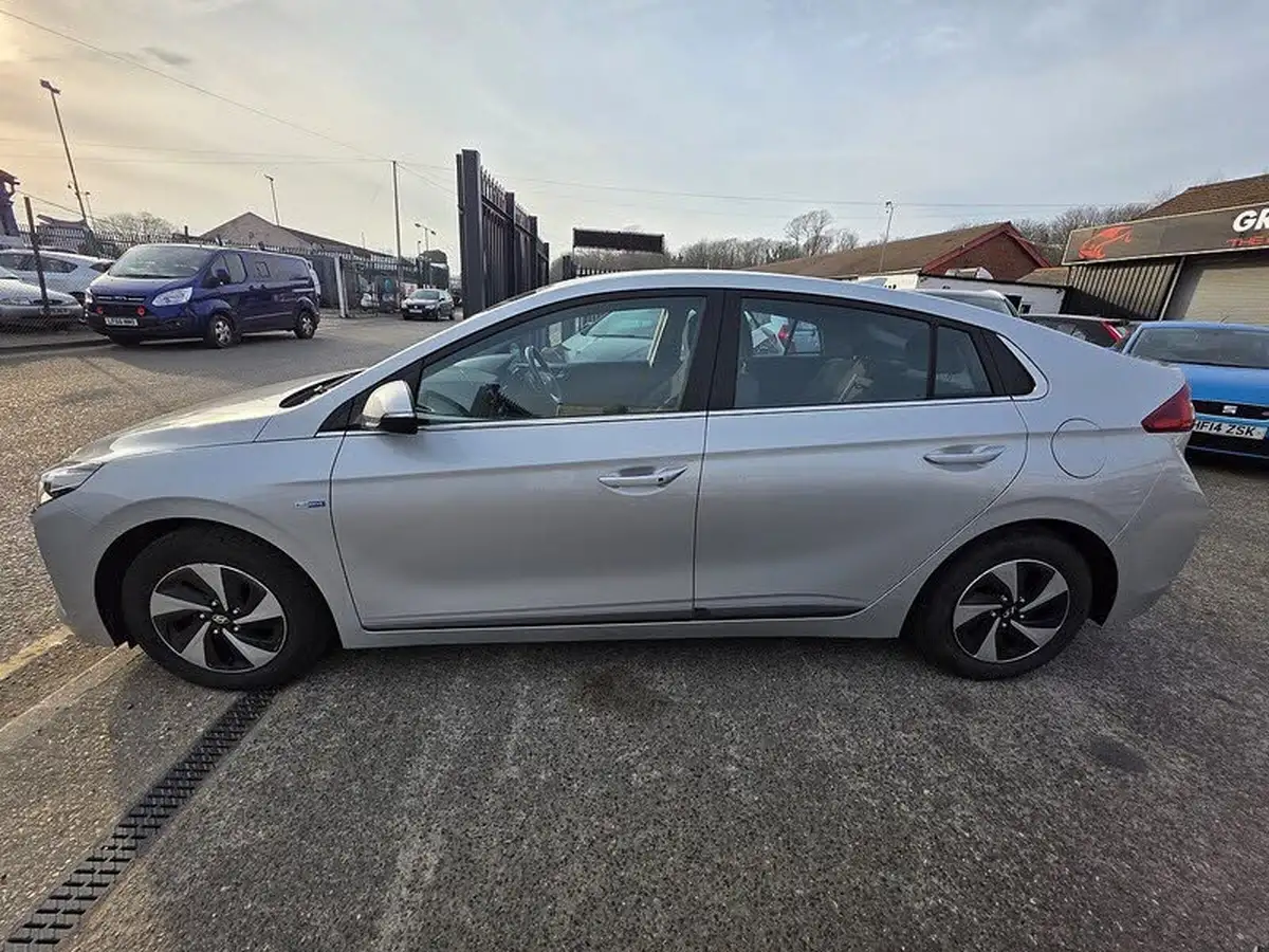 2018-hyundai-ioniq-16-gdi-premium-hybrid-big-3