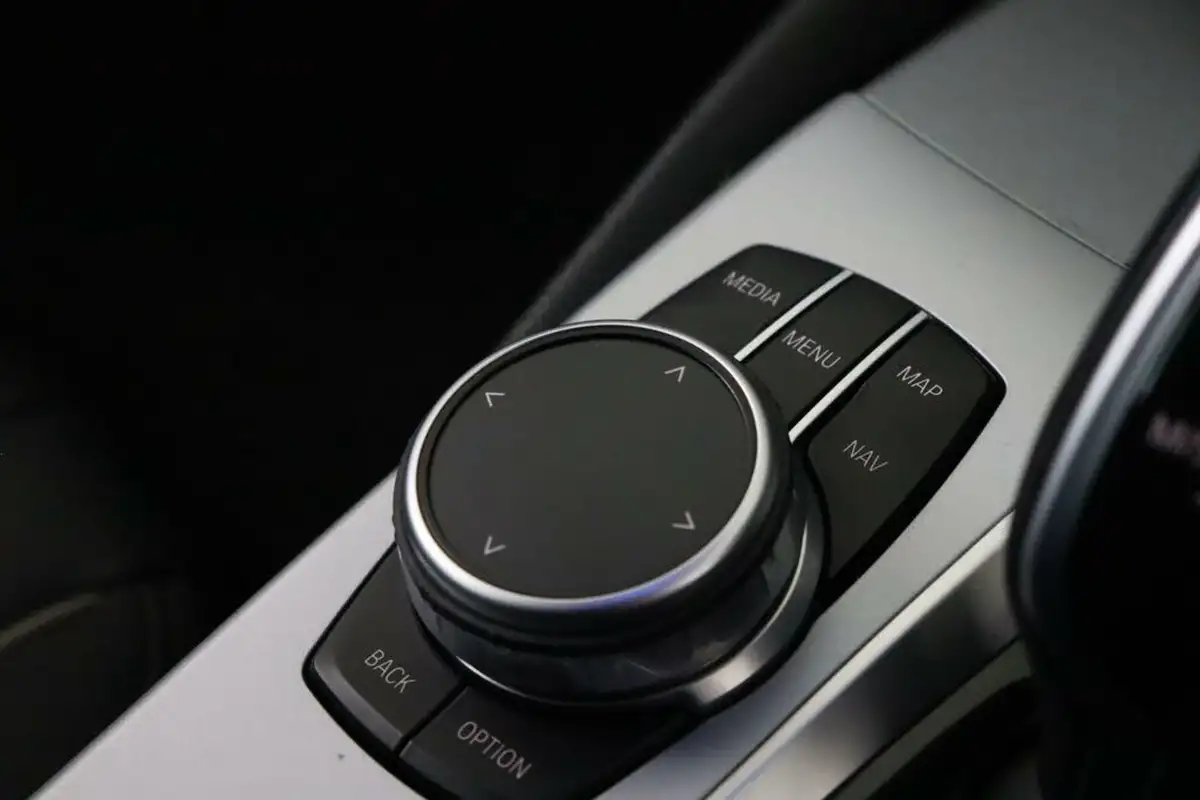 2022-bmw-5-series-20-530e-se-saloon-4d-big-25