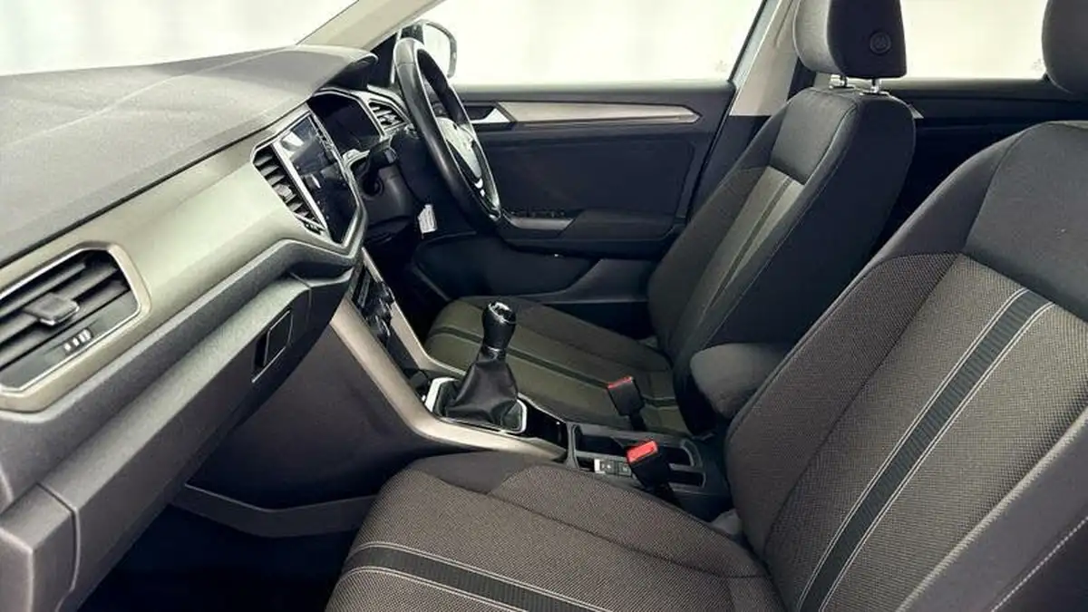 2020-volkswagen-t-roc-10-tsi-design-115ps-hatchback-5d-big-37