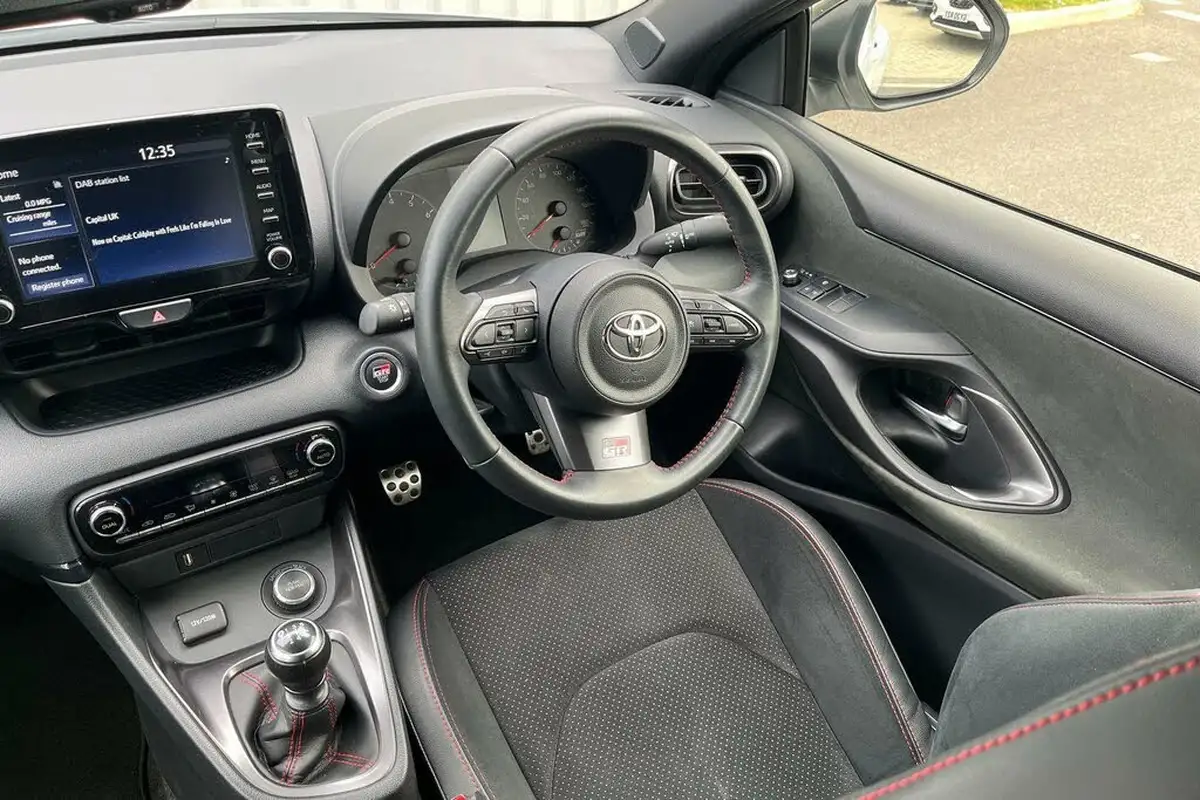 2022-toyota-yaris-16-gr-circuit-pack-big-32