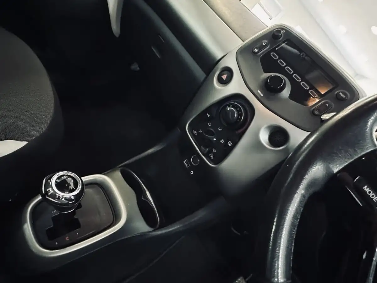 2017-toyota-aygo-10-vvt-i-x-play-71bhp-5d-x-shift-big-11