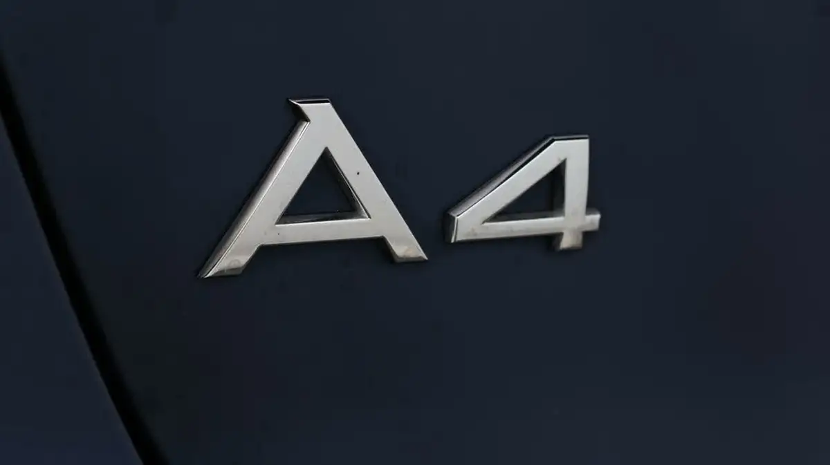 2022-audi-a4-avant-20-35-tfsi-s-line-tronic-big-23