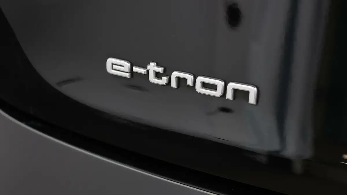 2021-audi-e-tron-50e-technik-station-wagon-big-19