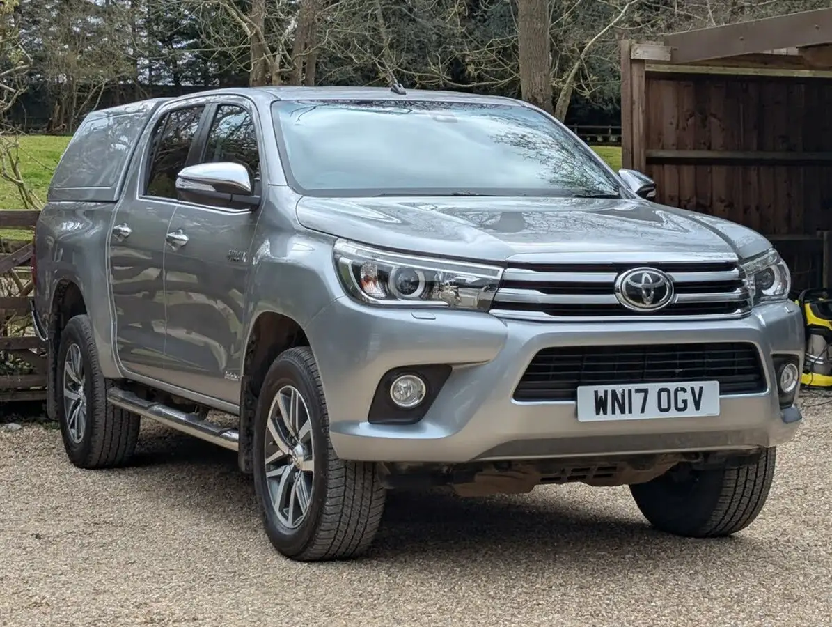 2017-toyota-hi-lux-24d-invincible-auto-big-2