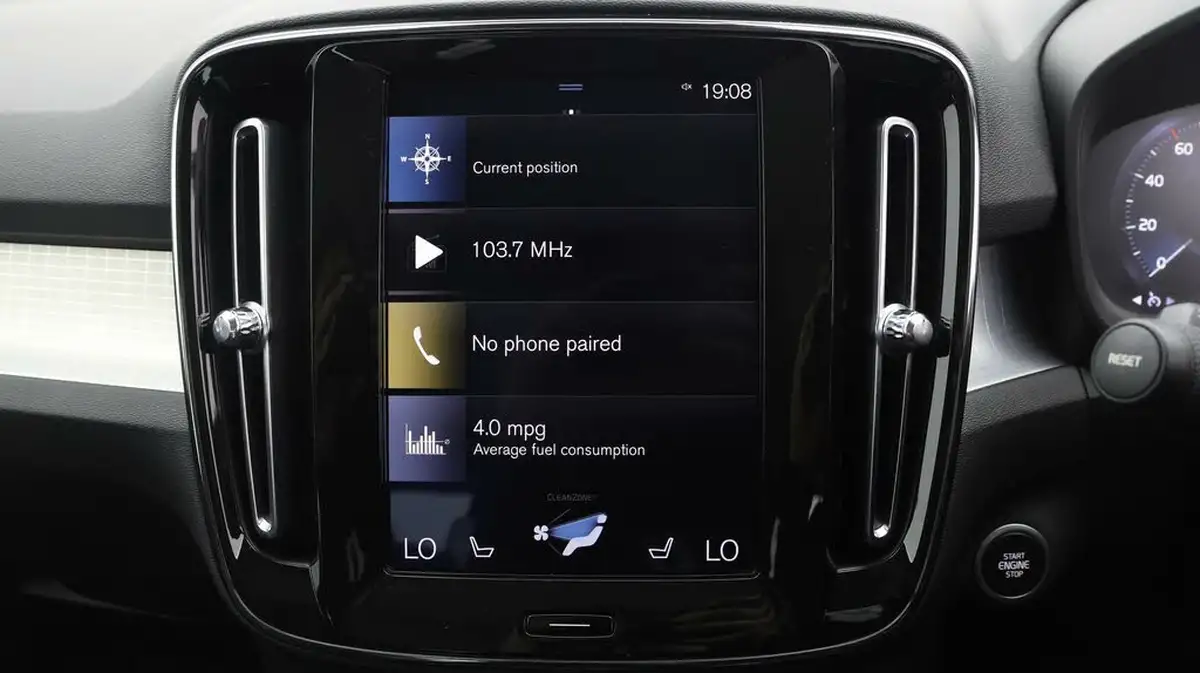 2018-volvo-xc40-20td-d3-momentum-pro-geartronic-big-10