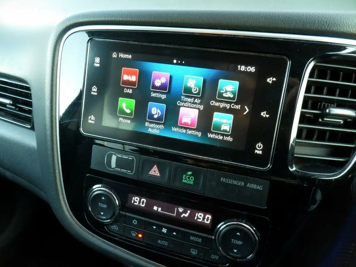 2017-mitsubishi-outlander-20-juro-phev-big-50