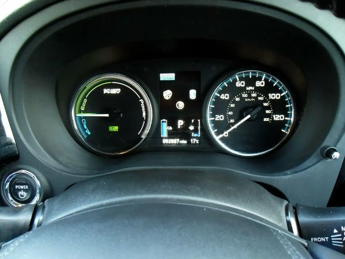 2017-mitsubishi-outlander-20-juro-phev-big-54