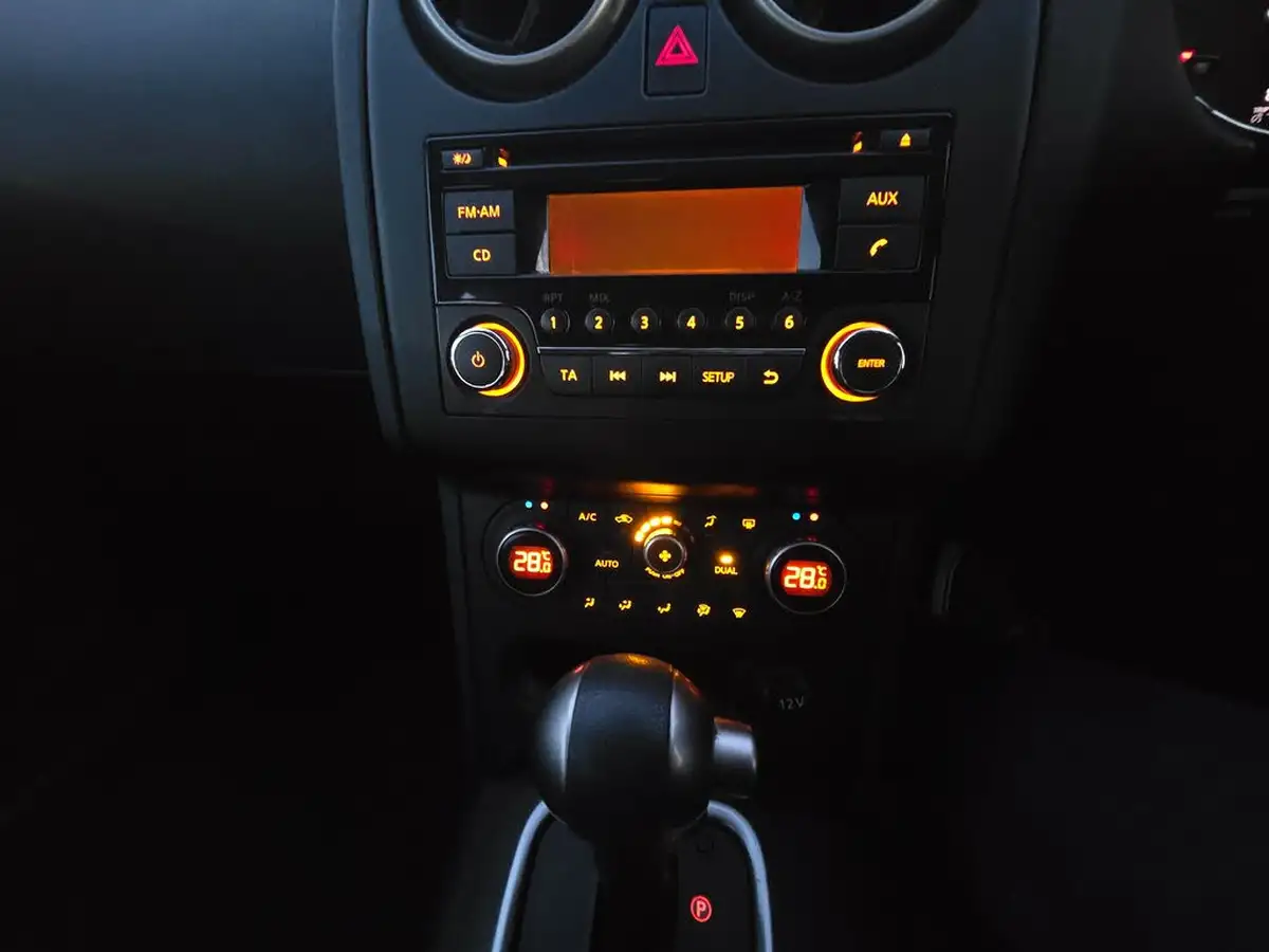 2012-nissan-qashqai-16-acenta-cvt-big-9