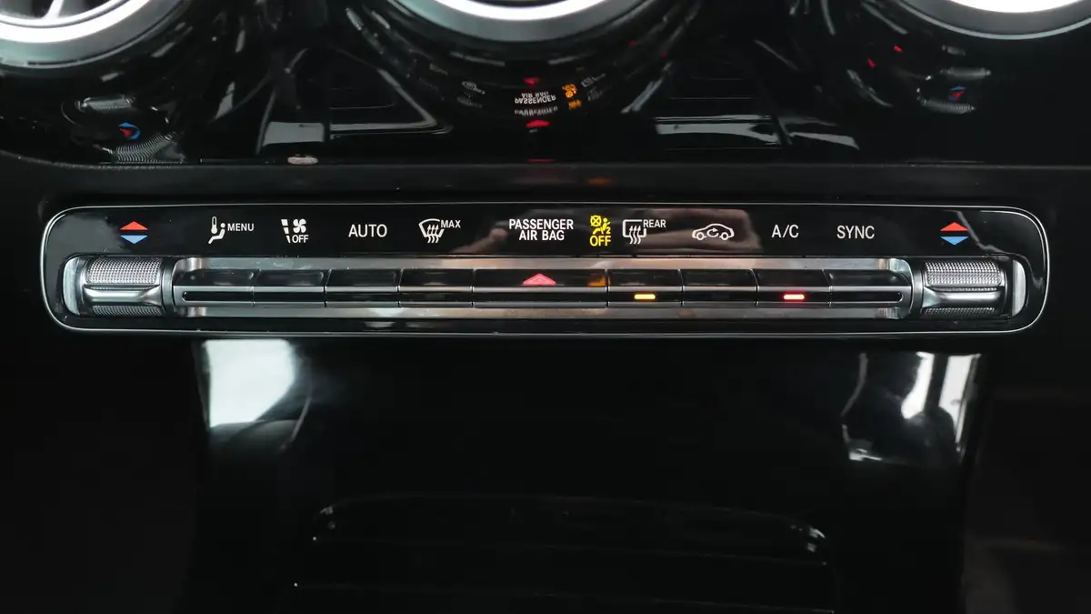 2020-mercedes-benz-cla-13-cla-180-amg-line-premium-plus-coupe-4d-big-12