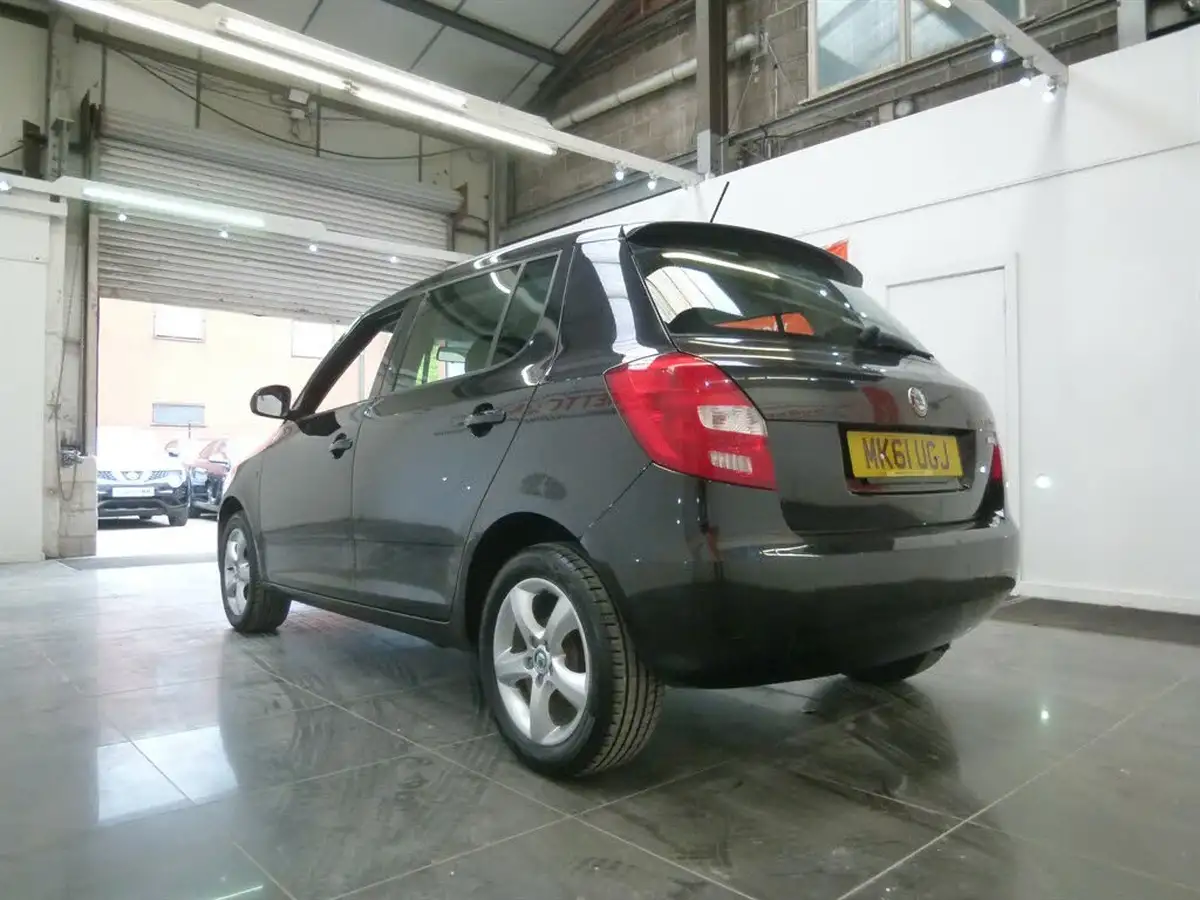 2011-skoda-fabia-16td-se-75bhp-hatchback-big-9
