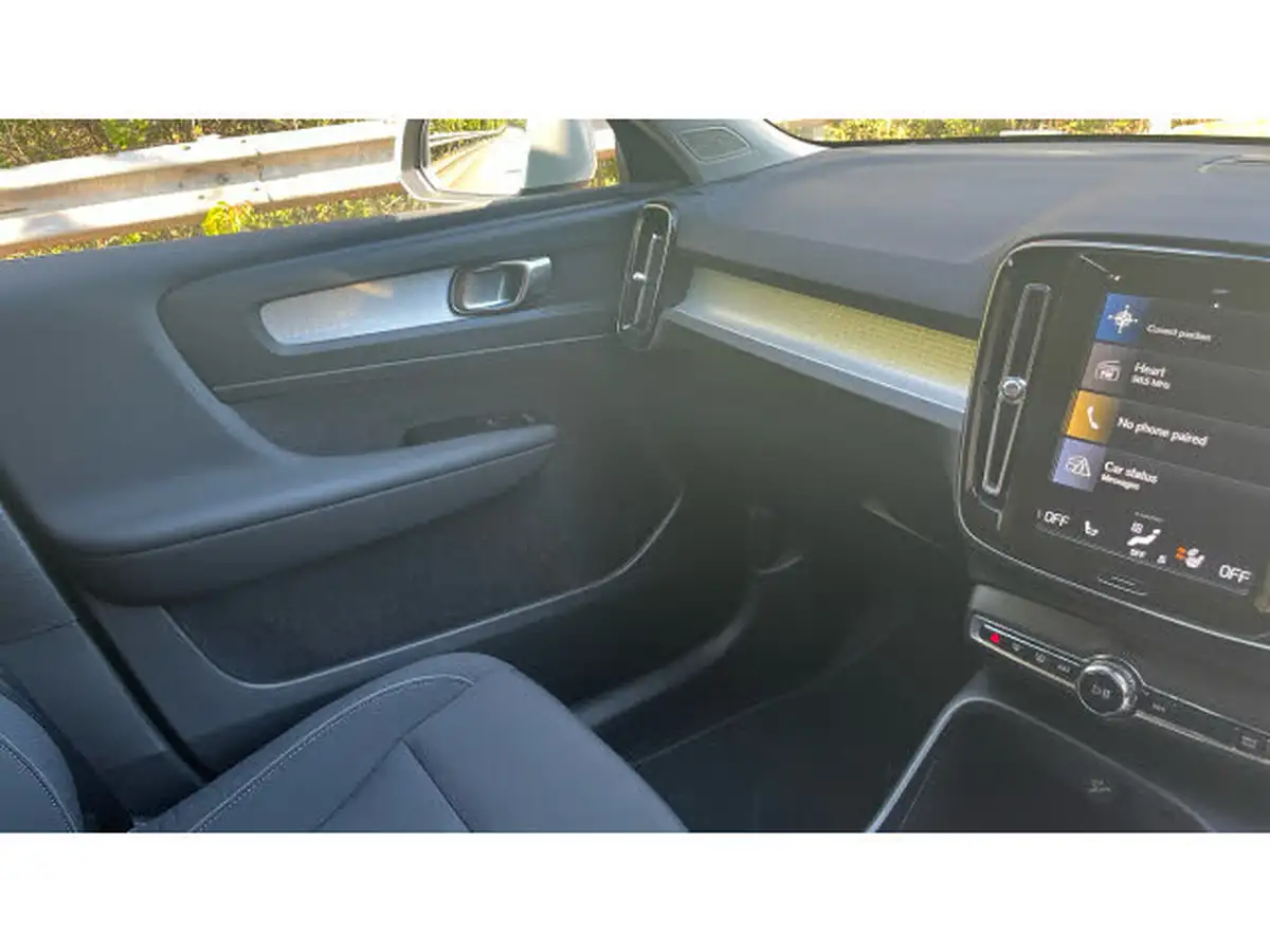 2022-volvo-xc40-15-t3-momentum-auto-big-35