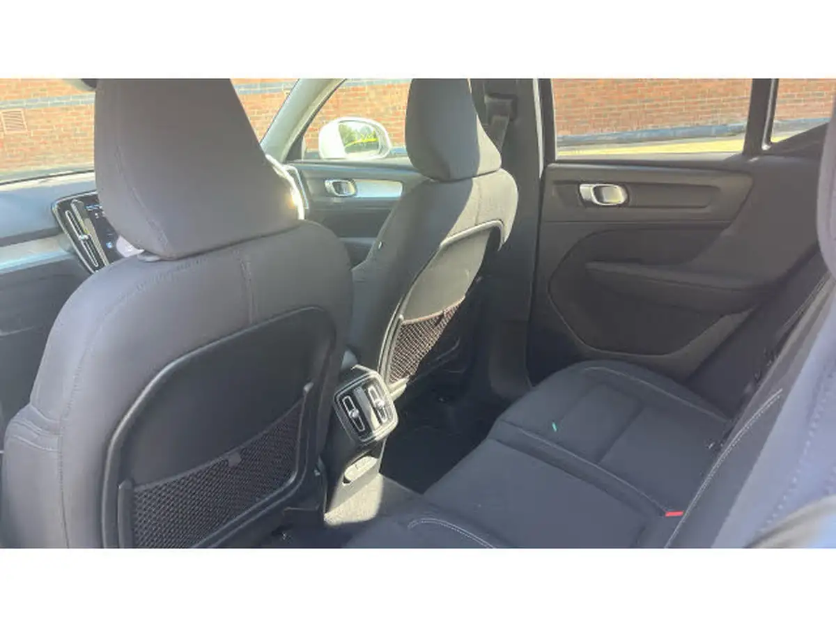 2022-volvo-xc40-15-t3-momentum-auto-big-31