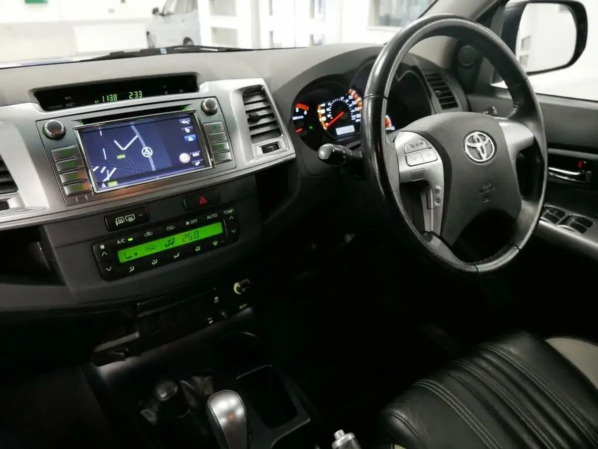 2016-toyota-hi-lux-30td-invincible-x-auto-big-4