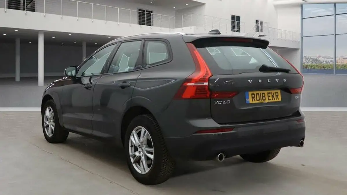 2018-volvo-xc60-20td-d4-momentum-pro-awd-geartronic-big-2
