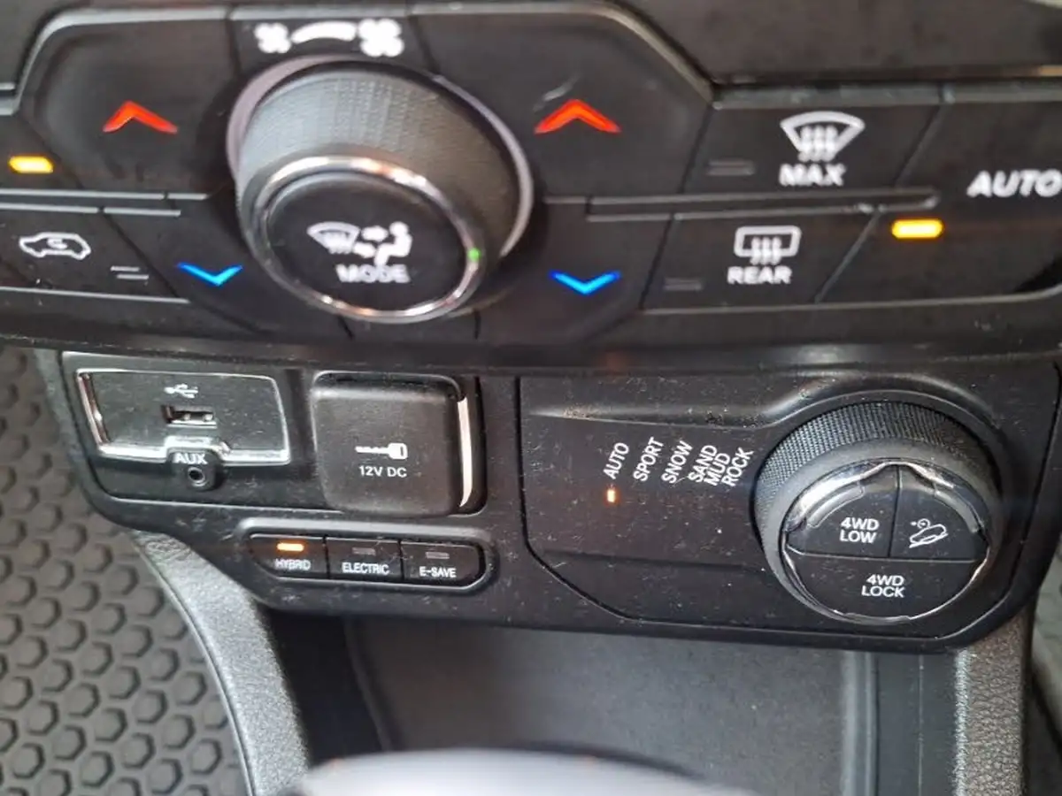 2023-jeep-renegade-13-gse-trailhawk-big-16
