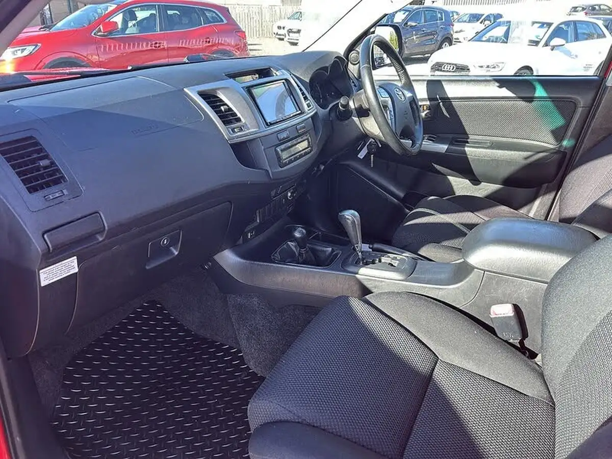 2016-toyota-hi-lux-30td-invincible-auto-big-9