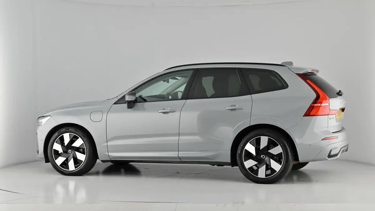 2024-volvo-xc60-20-t8-ultimate-dark-big-56