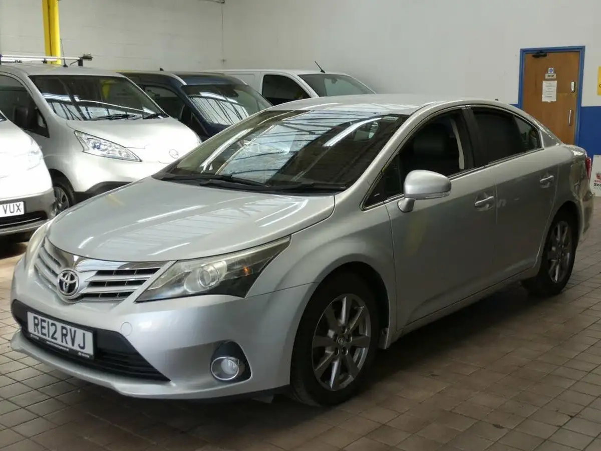 2012-toyota-avensis-20td-t4-saloon-4d-big-6
