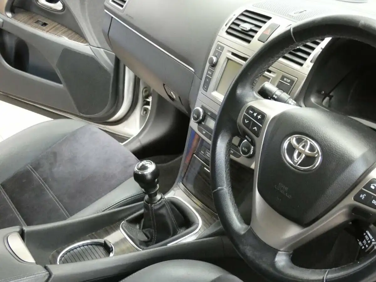 2012-toyota-avensis-20td-t4-saloon-4d-big-30