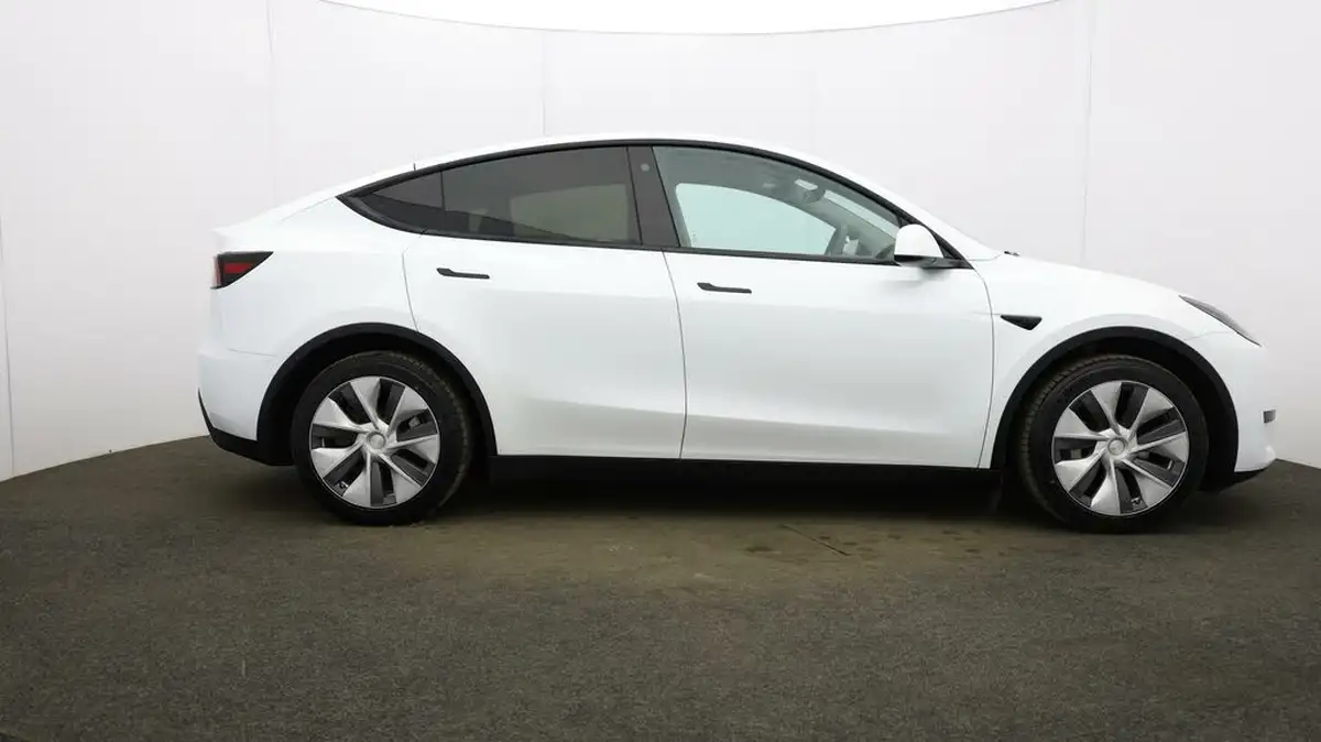 2023-tesla-model-y-e-rwd-big-42