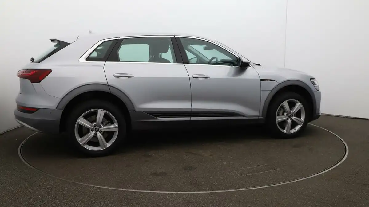 2022-audi-e-tron-55e-technik-station-wagon-big-42