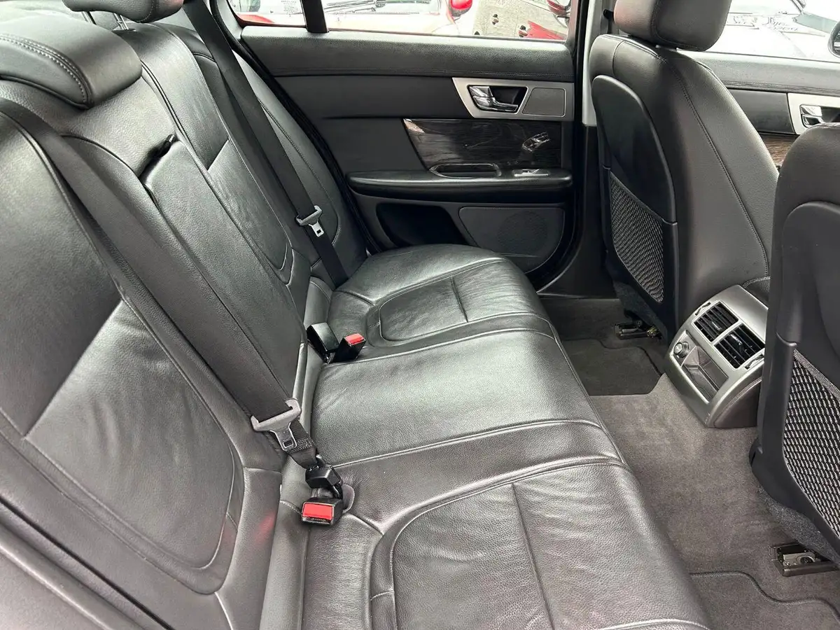 2015-jaguar-xf-22td-luxury-163ps-saloon-4d-big-15