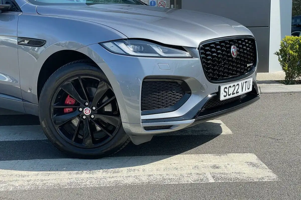 2022-jaguar-f-pace-20-d200-r-dynamic-black-big-28