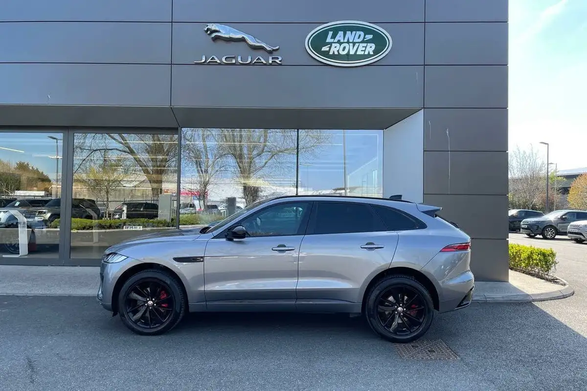2022-jaguar-f-pace-20-d200-r-dynamic-black-big-24