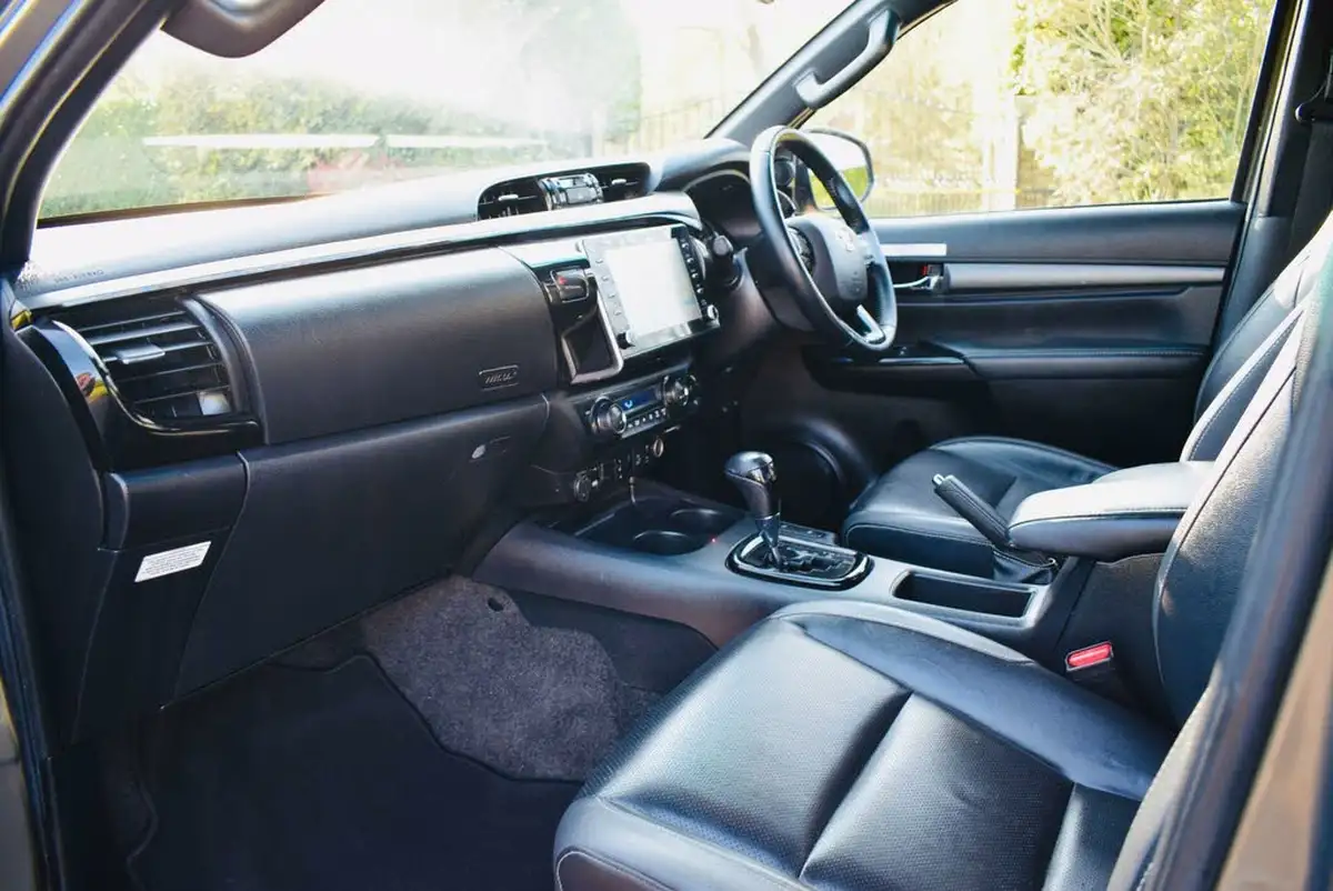 2023-toyota-hi-lux-28d-4d-invincible-x-2754cc-auto-big-10