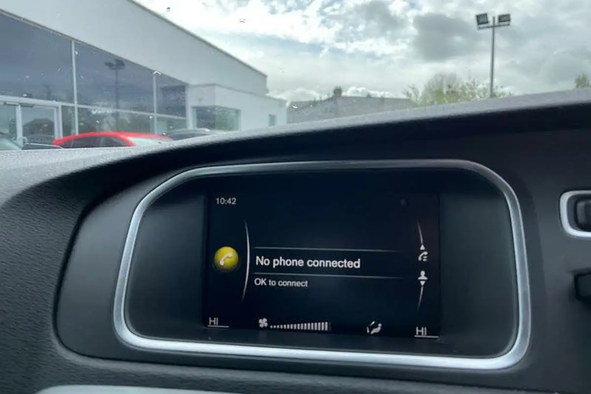 2019-volvo-v40-20td-d2-momentum-nav-plus-big-31