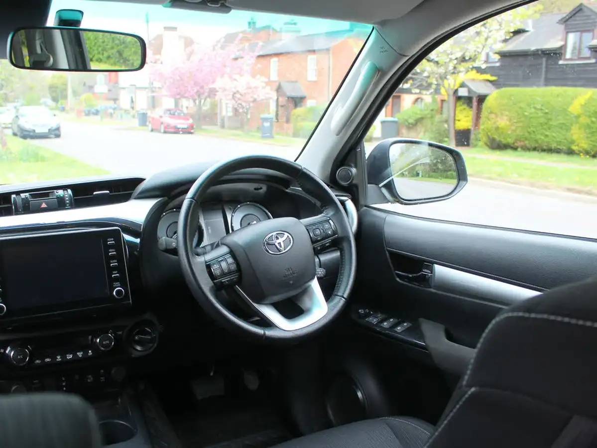 2021-toyota-hi-lux-24d-4d-invincible-150hpeu6d-auto-big-10