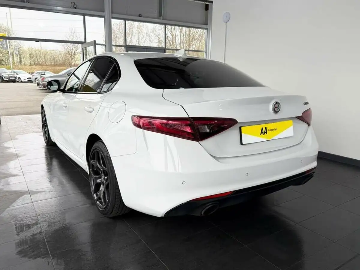 2020-alfa-romeo-giulia-20-nero-edizione-big-6