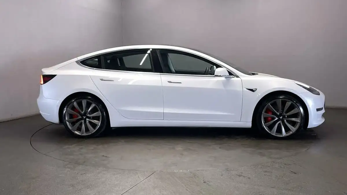 2020-tesla-model-3-e-performance-big-8