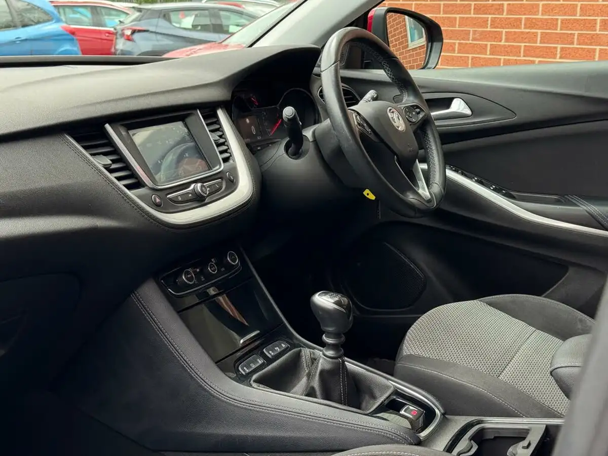 2019-vauxhall-grandland-x-12-se-ss-big-8