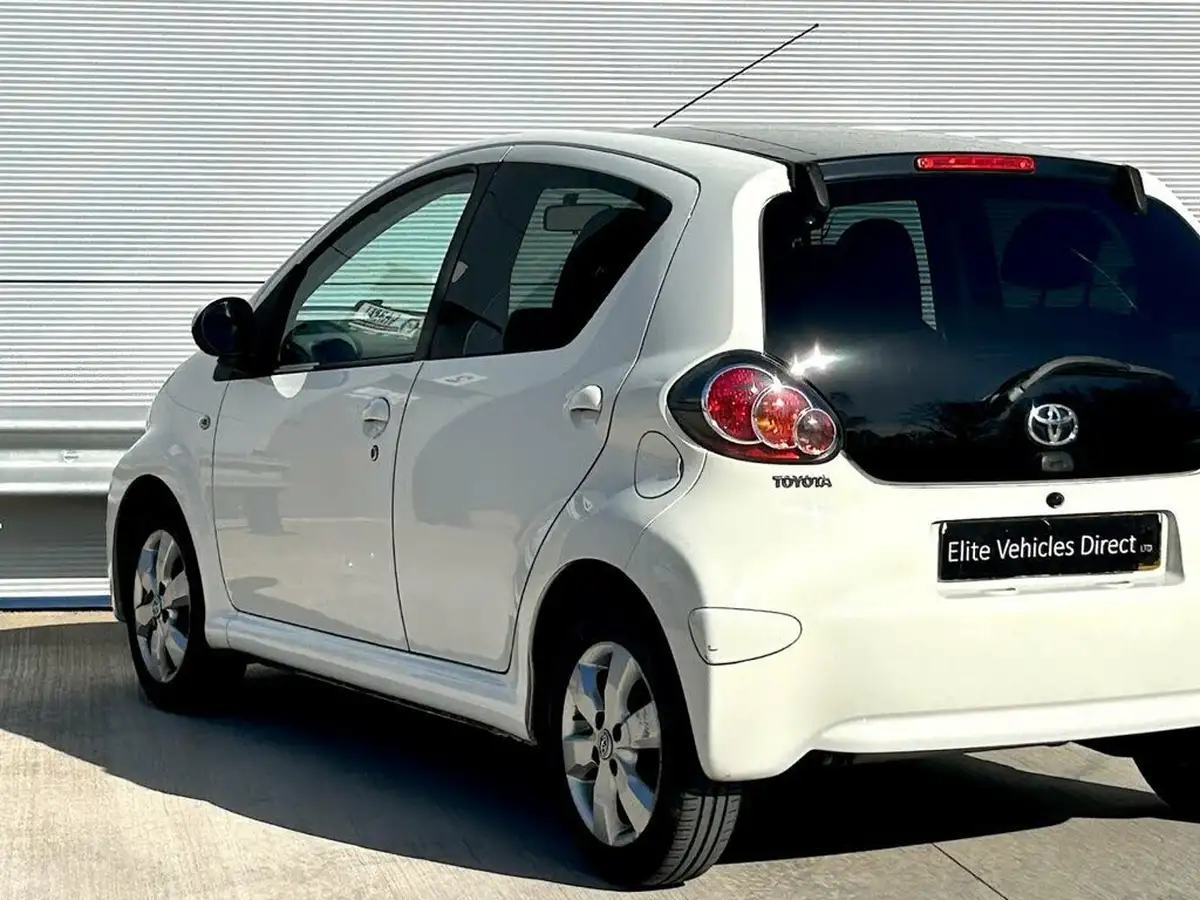 2014-toyota-aygo-10-move-style-5d-big-11