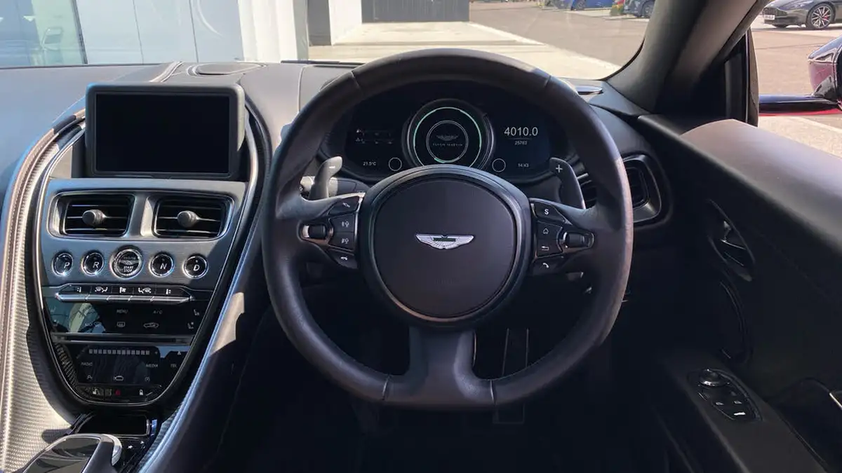 2019-aston-martin-db11-40-v8-big-9