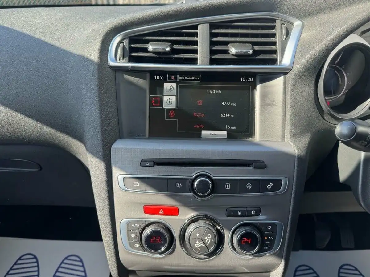 2015-citroen-c4-16bluehdi-feel-100ps-big-15