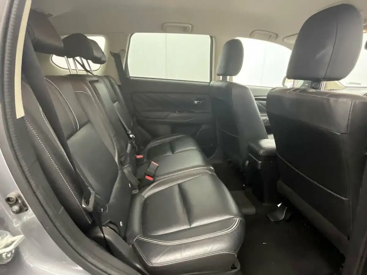 2018-mitsubishi-outlander-20-4h-phev-big-16