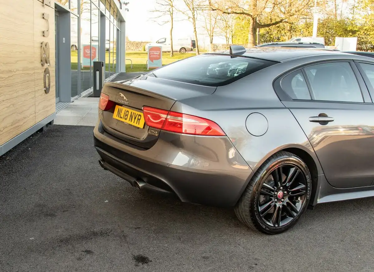 2018-jaguar-xe-20i-r-sport-249ps-awd-1998cc-big-8