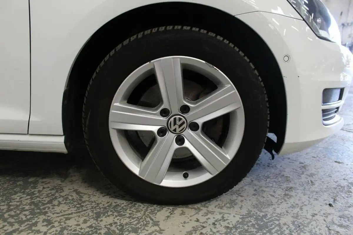 2014-volkswagen-golf-20tdi-match-5d-dsg-big-51