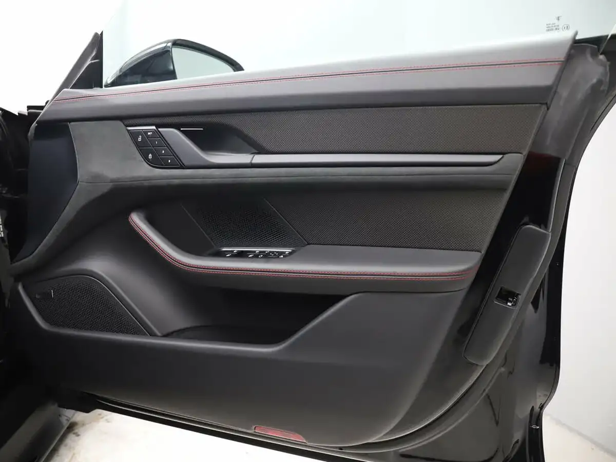 2023-porsche-taycan-e-gts-sport-turismo-big-31