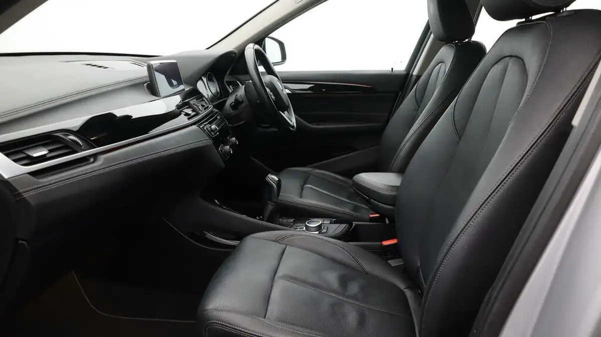 2021-bmw-x1-15-sdrive18i-xline-big-14