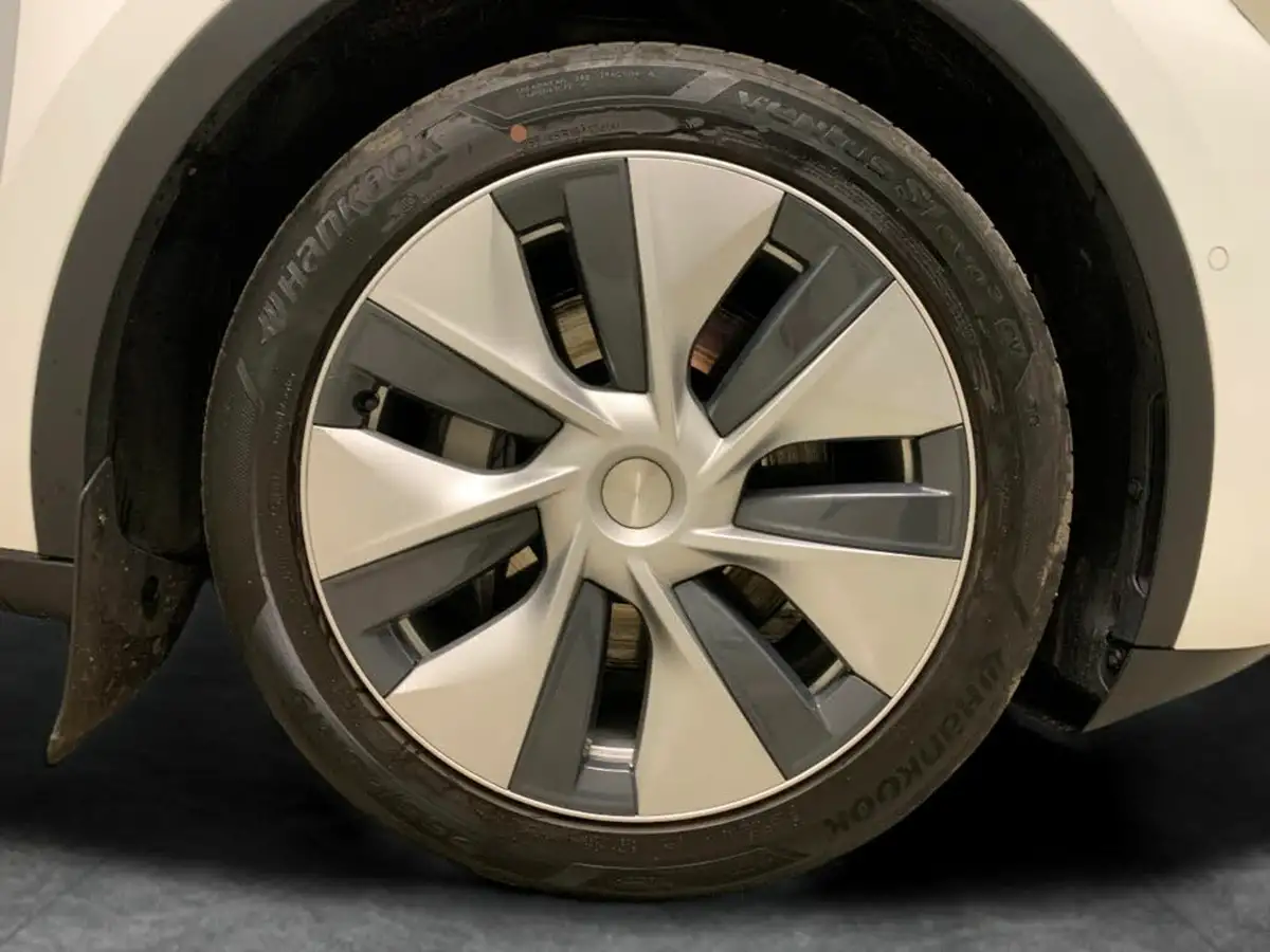 2022-tesla-model-y-e-long-range-big-28