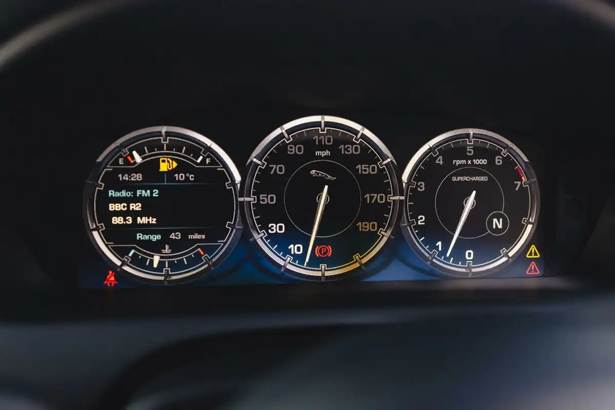 2015-jaguar-xj-series-50-xjr-saloon-big-32