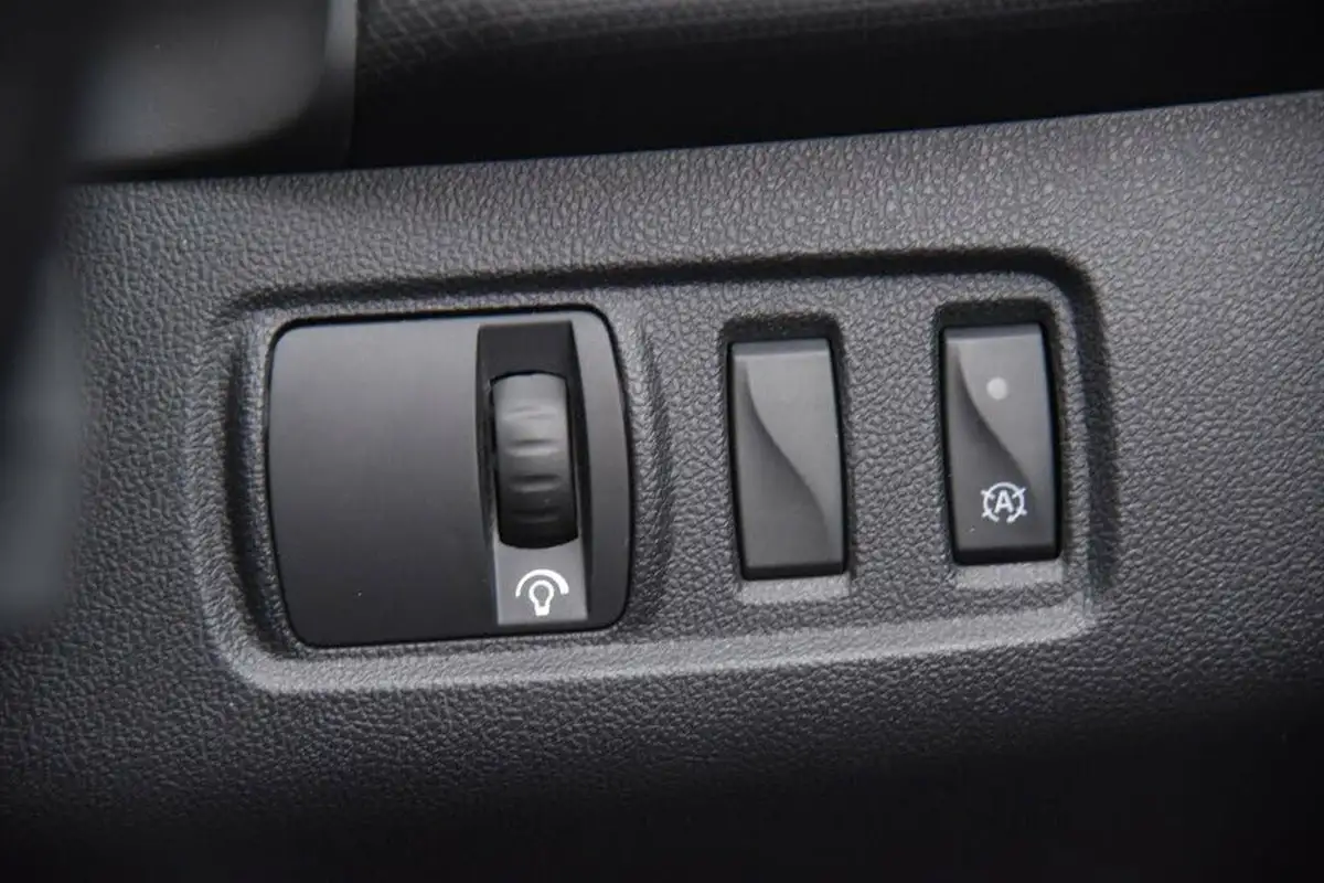2017-renault-clio-09-tce-dynamique-s-nav-big-37