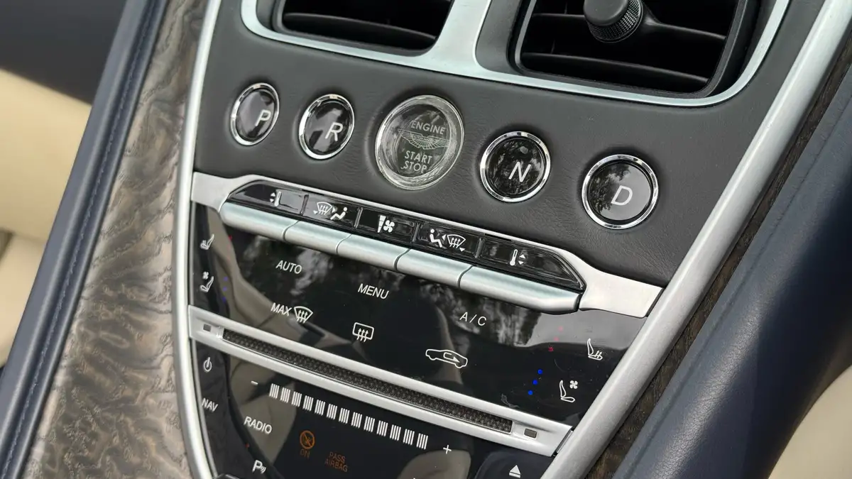 2019-aston-martin-db11-40-v8-big-18