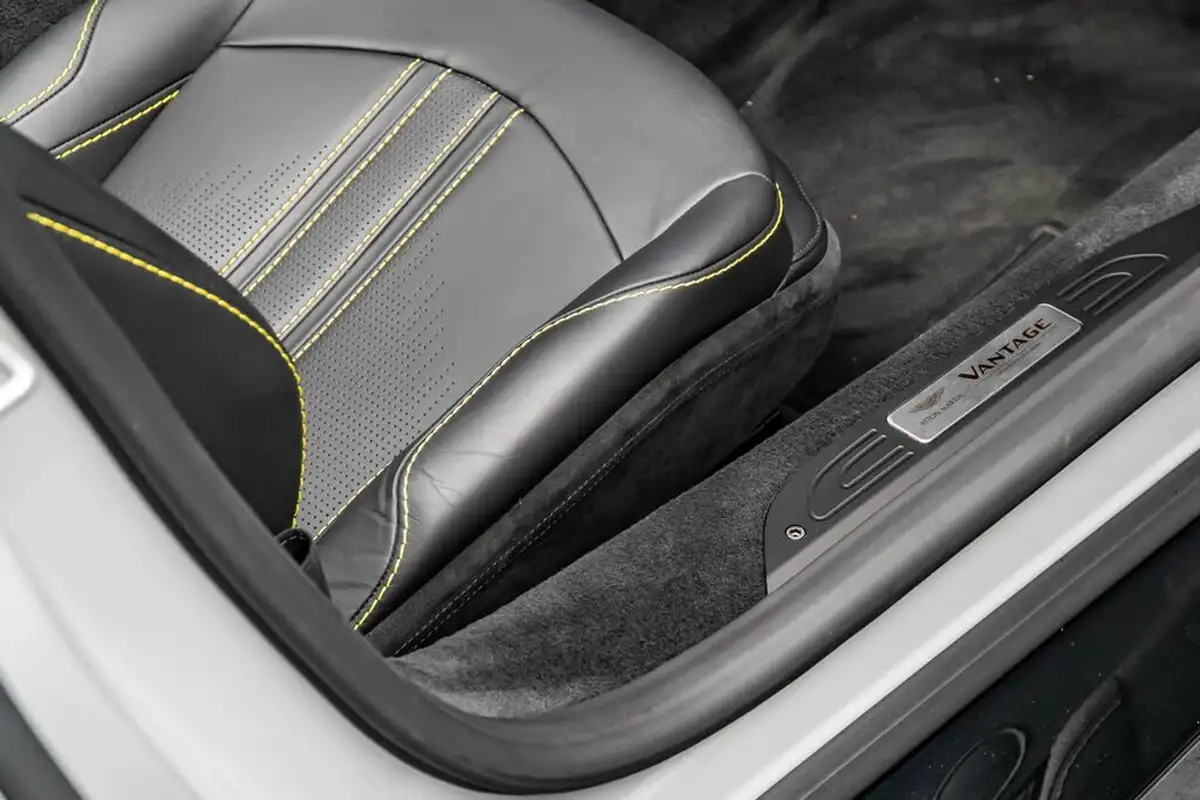 2023-aston-martin-vantage-40-v8-vantage-roadster-auto-big-40